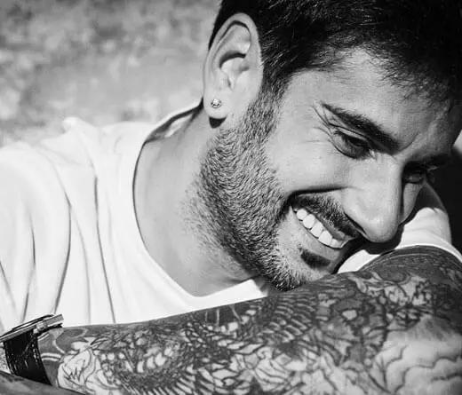 Melendi nos da un adelanto de su próximo disco 10:20:40 con el estreno de Casi.